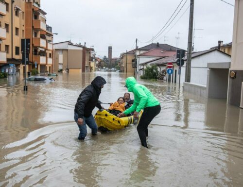 Maltempo in Emilia-Romagna, 9 morti. Esondati tutti i fiumi, 24 Comuni allagati. Annullato il Gp di Imola. Bonaccini: “Ci rialzeremo”
